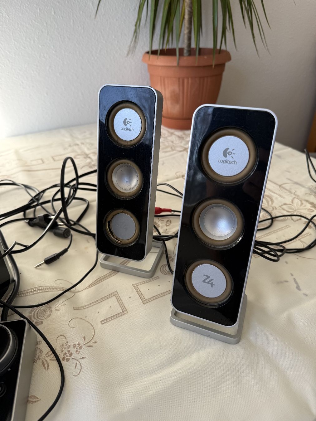 Logitech Lautsprecher: Logitech Z4 2.1 Subwoofer & Controller – Satelliten als Bonu – Gebraucht aus Rüegsauschachen von che_76vp 3
