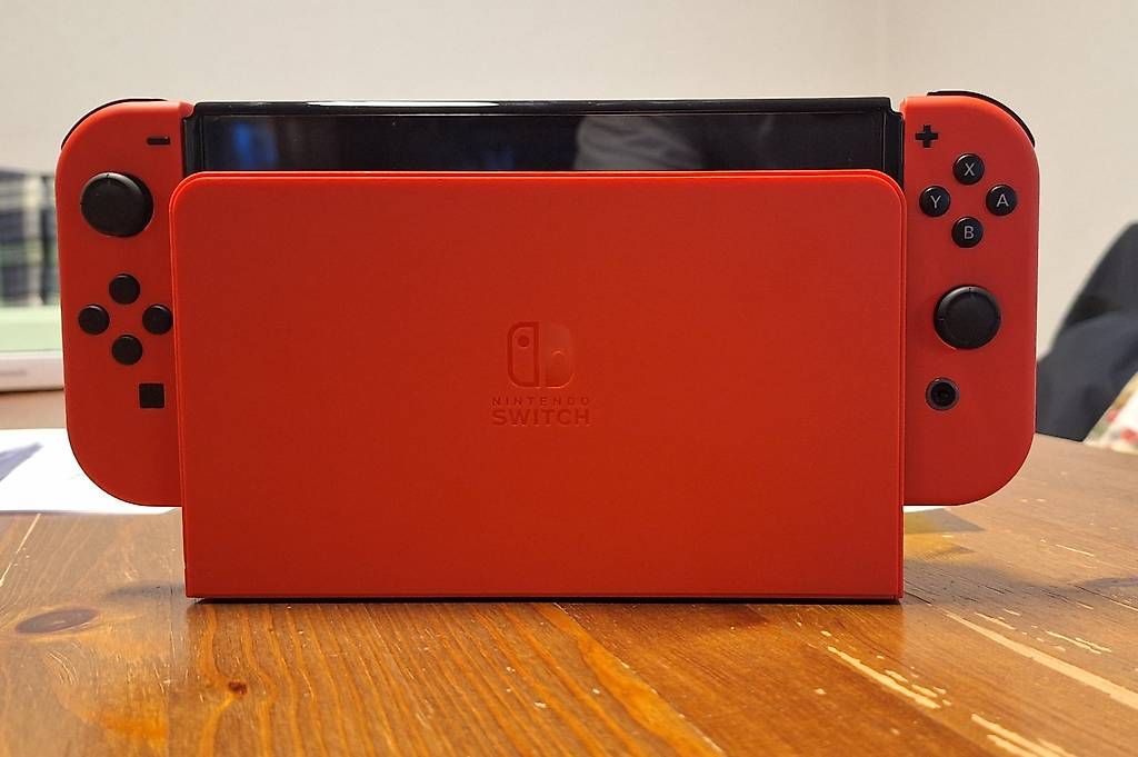 Nintendo Console: Nintendo Switch OLED  Mario Red Edition + 3 Spiele + Hülle – Usato da Langnau im Emmental venduto da JiroGG