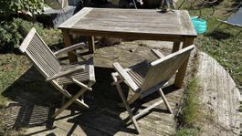 Gartentisch mit zwei Stühlen aus Teakholz