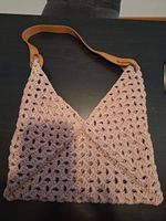 Gehäkelte Handtasche, dust pink mit braunen Lederhenkeln