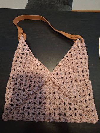 Gehäkelte Handtasche, dust pink mit braunen Lederhenkeln