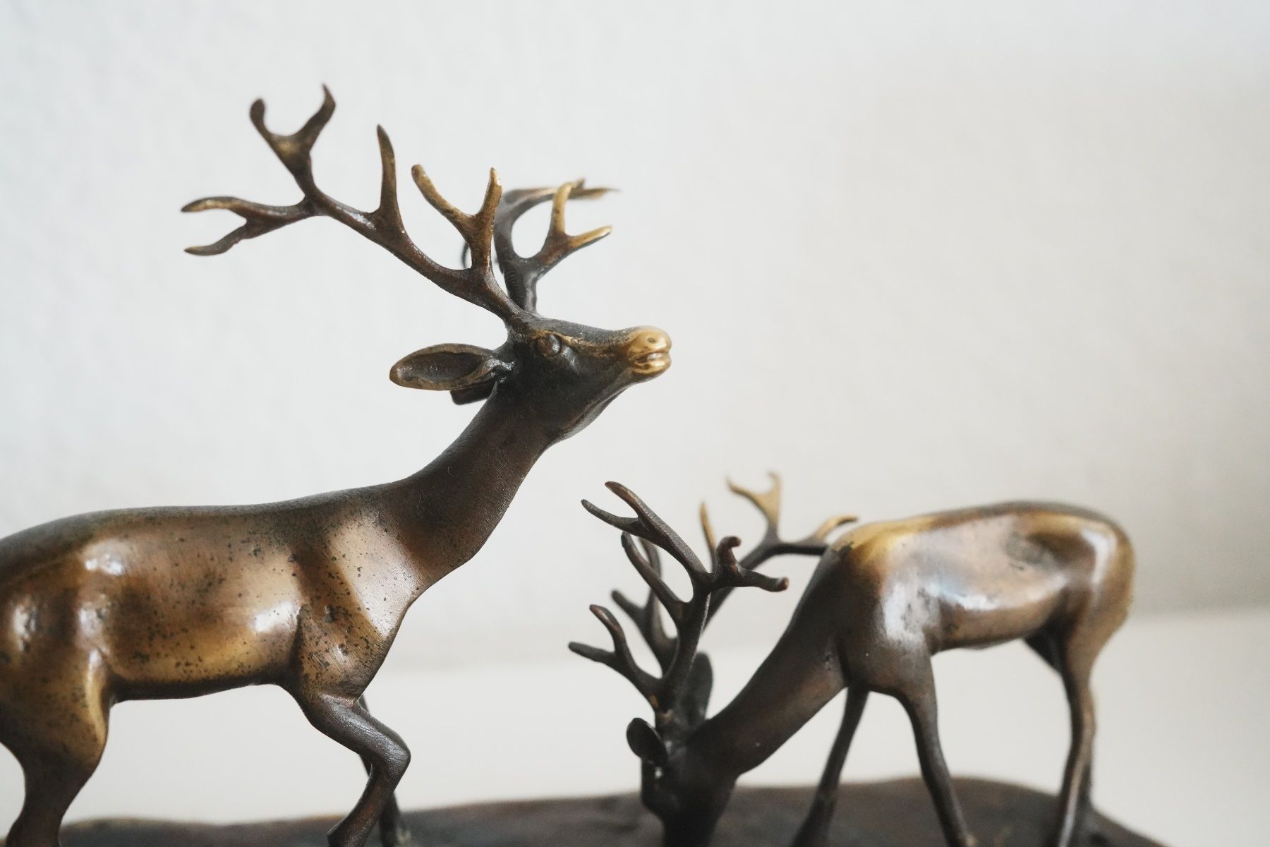 Sculture & Statue: Bronzefigur Hirschgruppe, sign. Cantu, 2 Hirsche – Usato da Volketswil venduto da HeredisAntiques 3