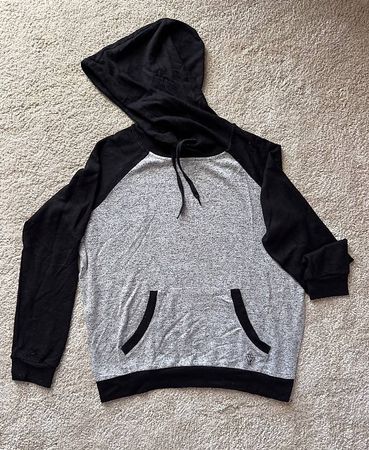 Pull à capuche gris et noir Taille M