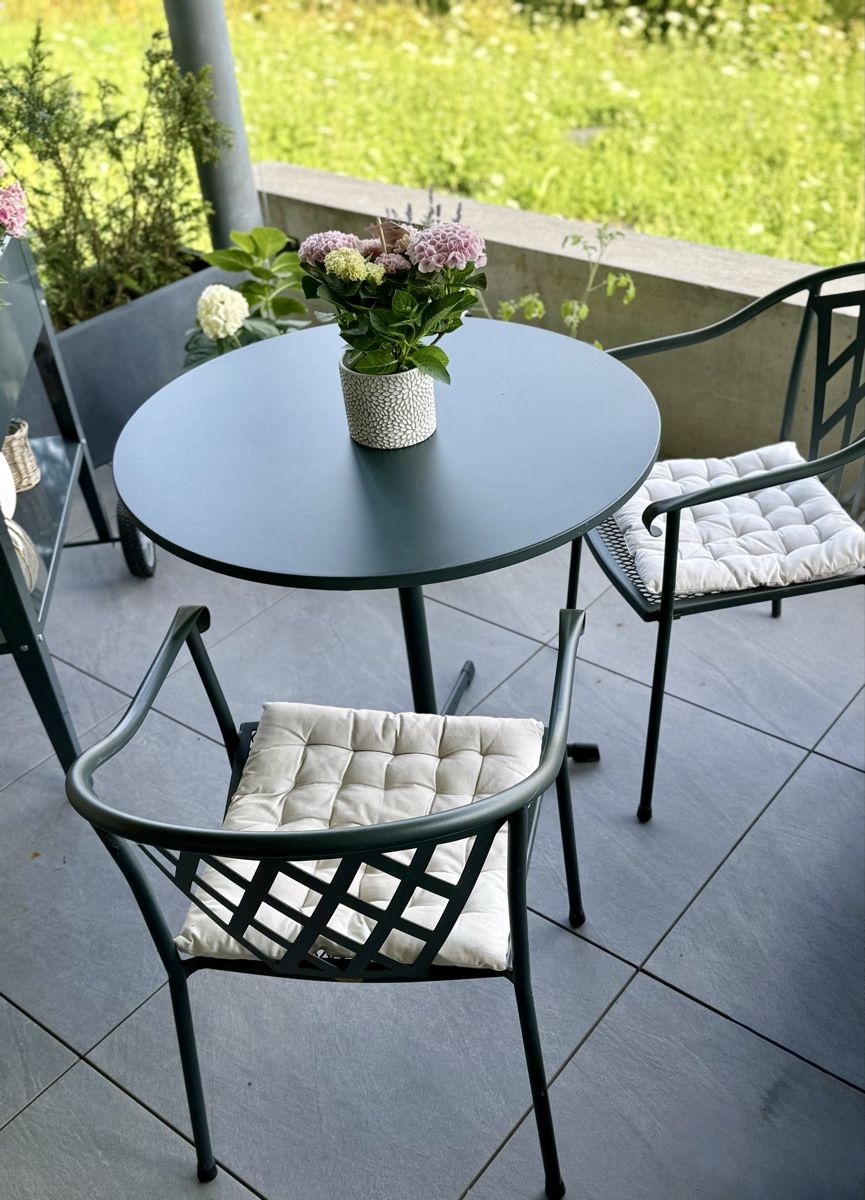 Set di tavolo e panche: Gartentisch (Set) mit 2 Stühlen – Usato da Rapperswil-Jona venduto da mayyday 1
