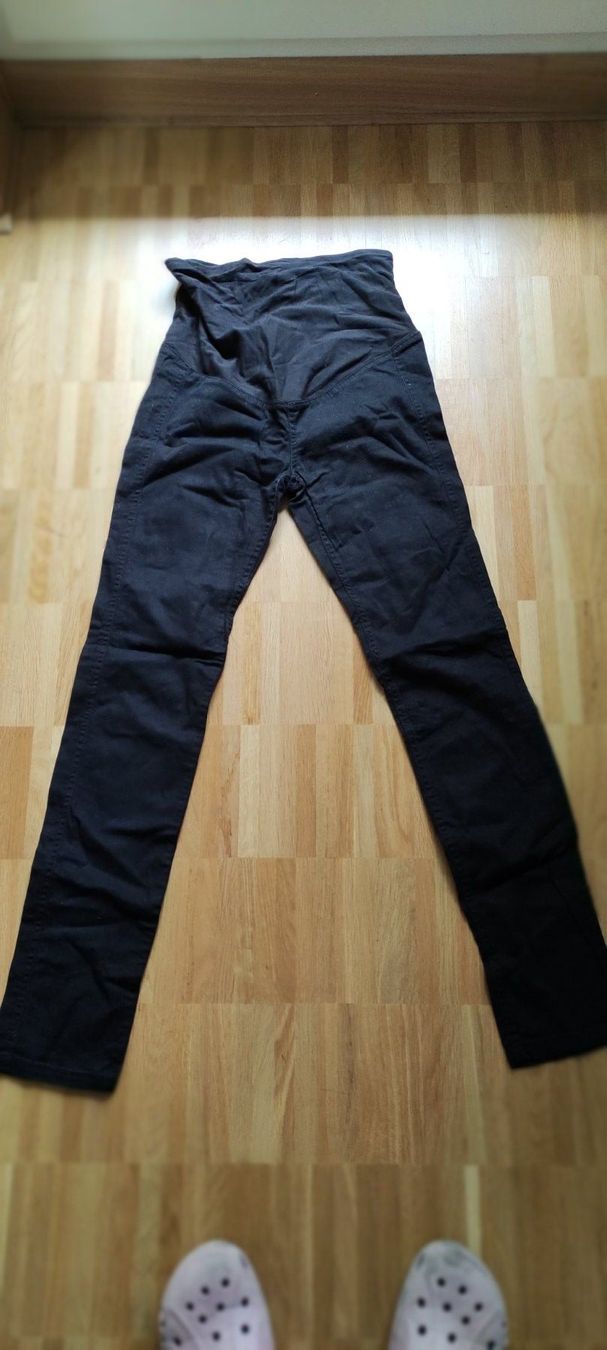 H&M Pantaloni: Schwangerschaftshose Schwarz Gr. 36 – Usato da Basel venduto da Bernosina