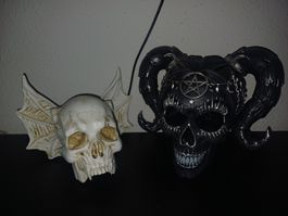 Deko Schädels mit Fledermausflügeln und Zöpfen Set