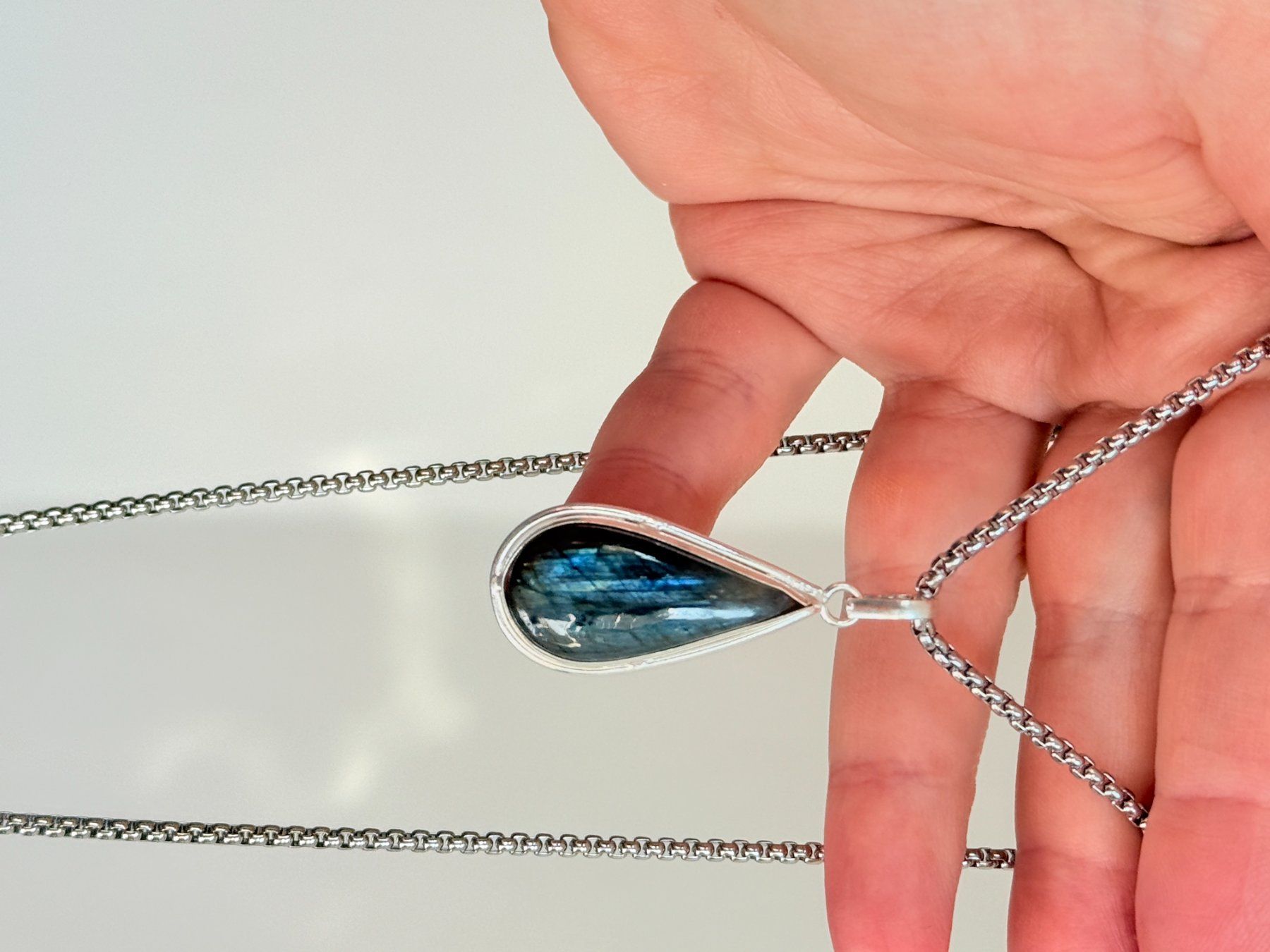 Ketten: Pendentif Larme Labradorite Bleue  - Élégant – Neu und originalverpackt aus Genève von AGBERG 3