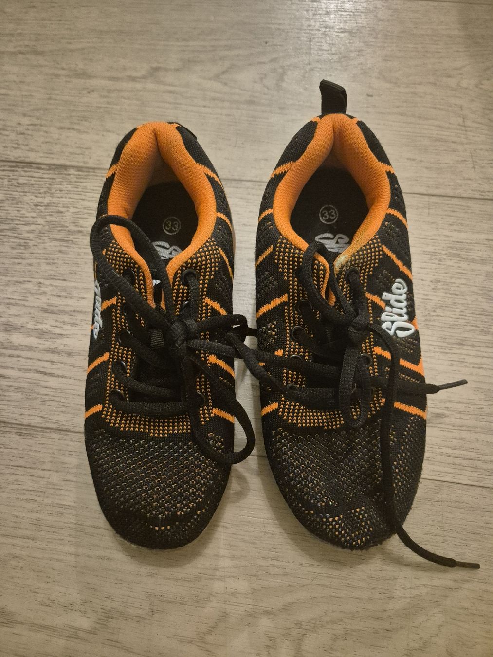 Chaussures garçon: Turnschuhe mit Rollen Slide Gr. 33 – D'occasion à Stansstad par Kyra014