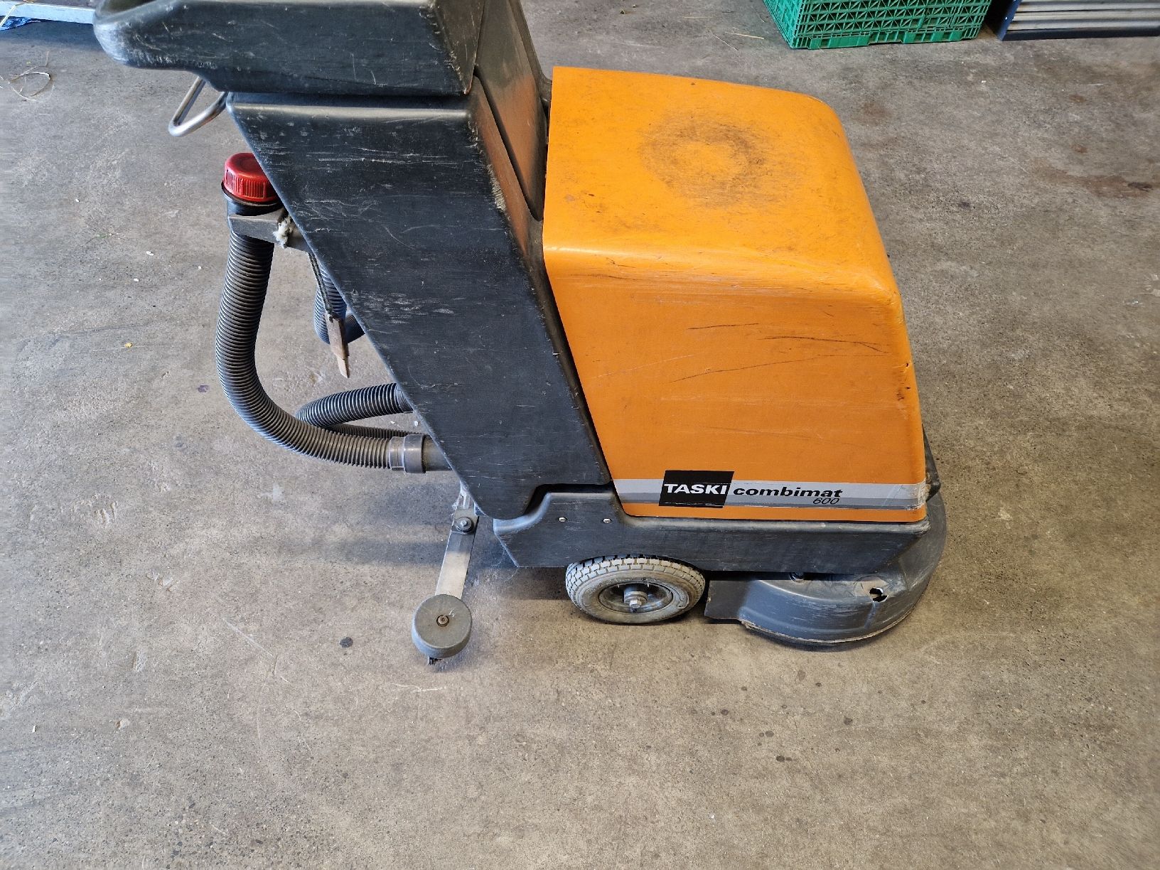 Tutte le macchine: Putzmaschine TASKI combimat 600 – Difettoso da Grosswangen venduto da lar_9lz7 1