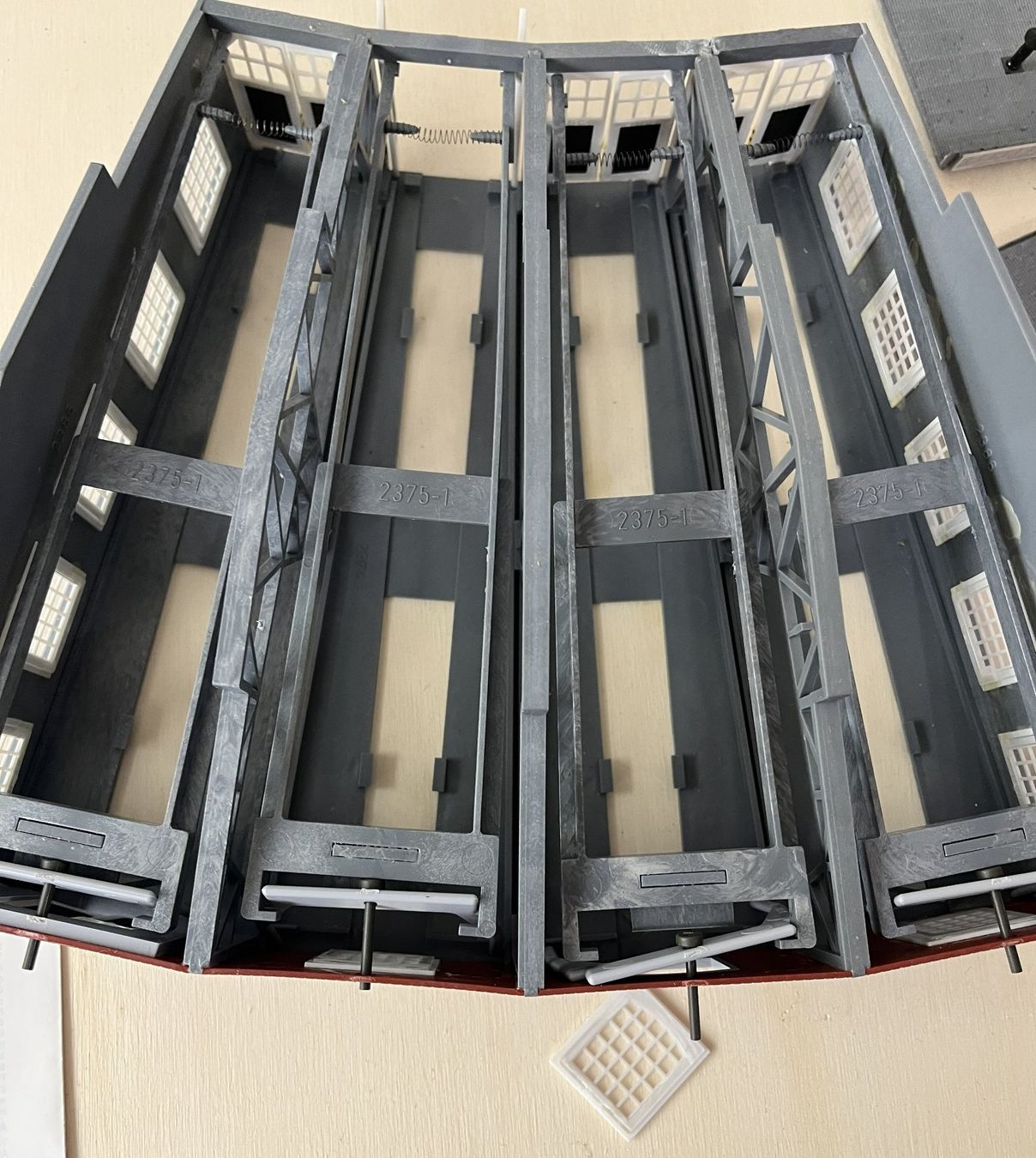 Fleischmann Modellini di ferrovie: Lokschuppen Bausatz 4-teilig – Usato da Männedorf venduto da Maenne 2