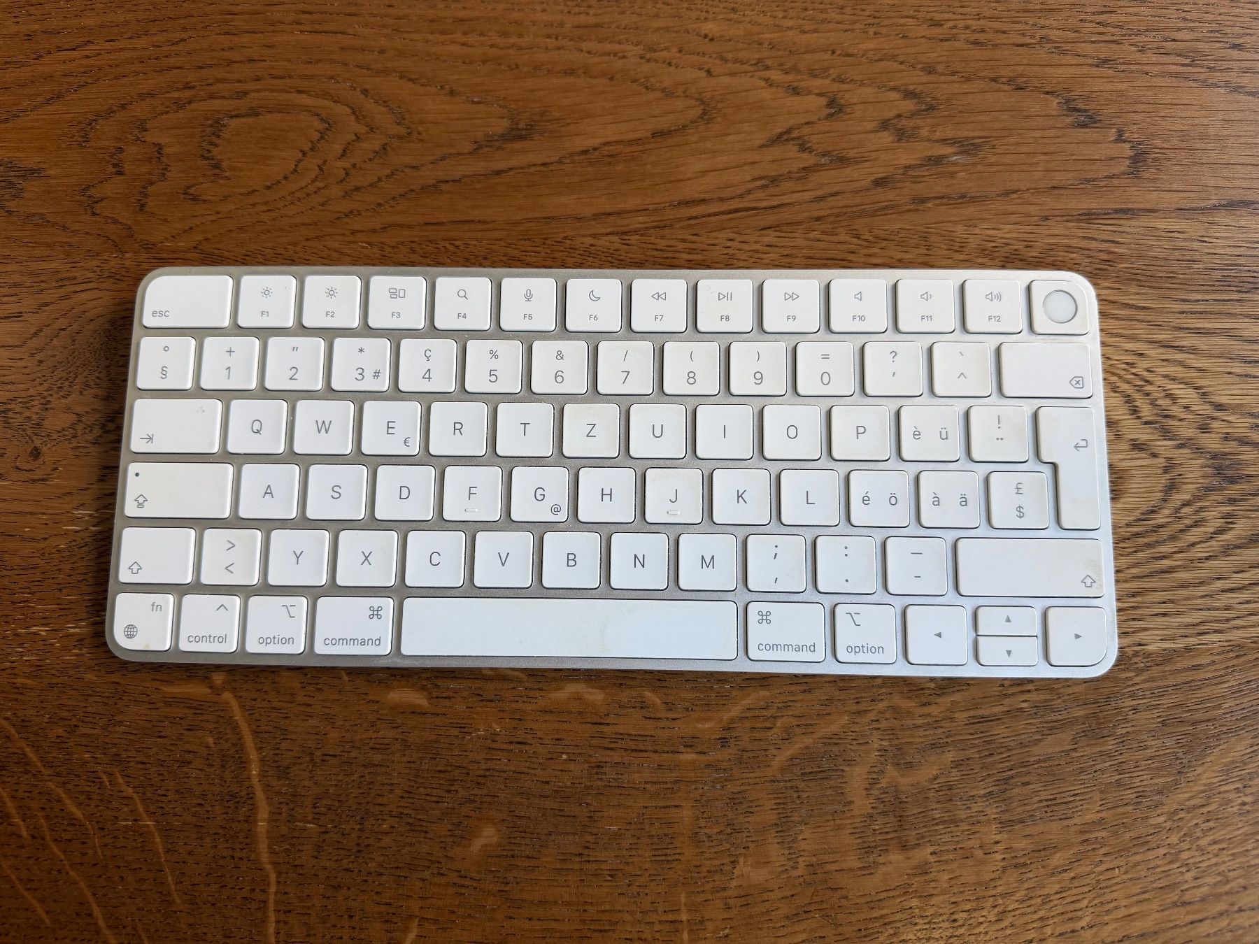 Apple Tastiere: Apple Magic Keyboard mit Touch ID im CH layout – Usato da Thalwil venduto da vsa_vw9j