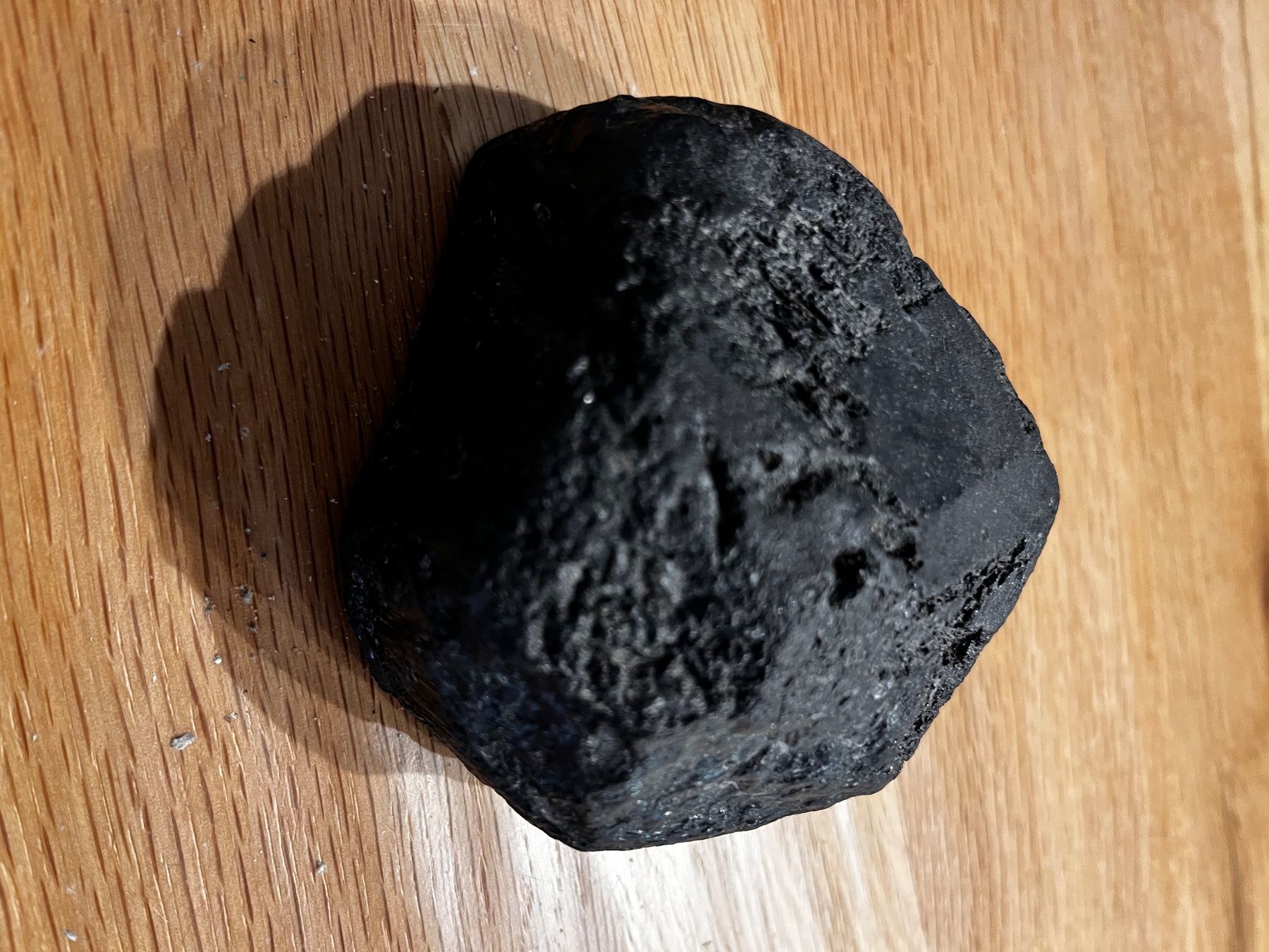 Edelsteine: Schwarzer Edelstein Rohstein dunkel – Gebraucht aus Siebnen von bts_j9hx