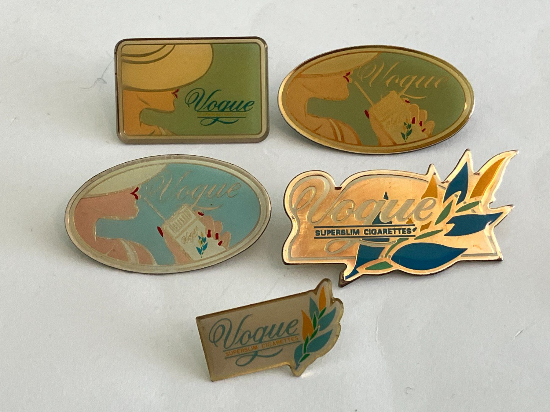 Placchette & Badge: 5 Pin Vogue Cigaretten – Usato da Basel venduto da djwwpp