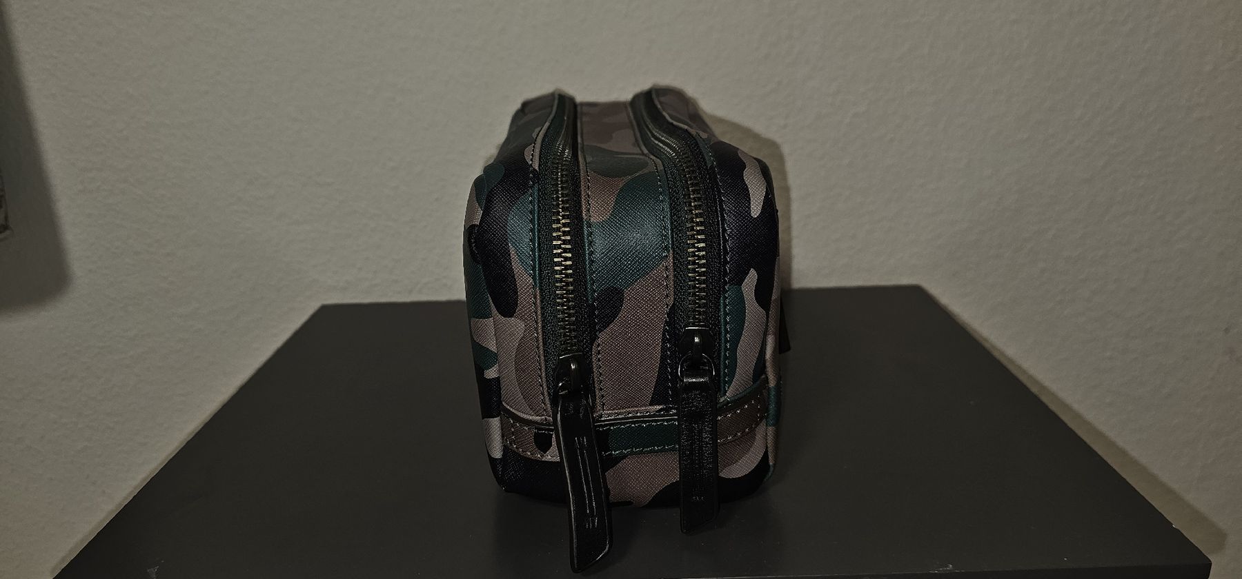 Custodie per cosmetici: Uri Minkoff Kulturtasche – Nuovo (secondo la descrizione) da Wettingen venduto da mvilen 1