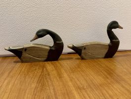 2 Deko-Enten aus Holz signiert James Haddon Made Philippinen