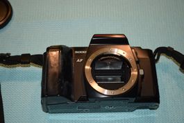 Minolta 5000AF mit Objektiv und Systemblitz