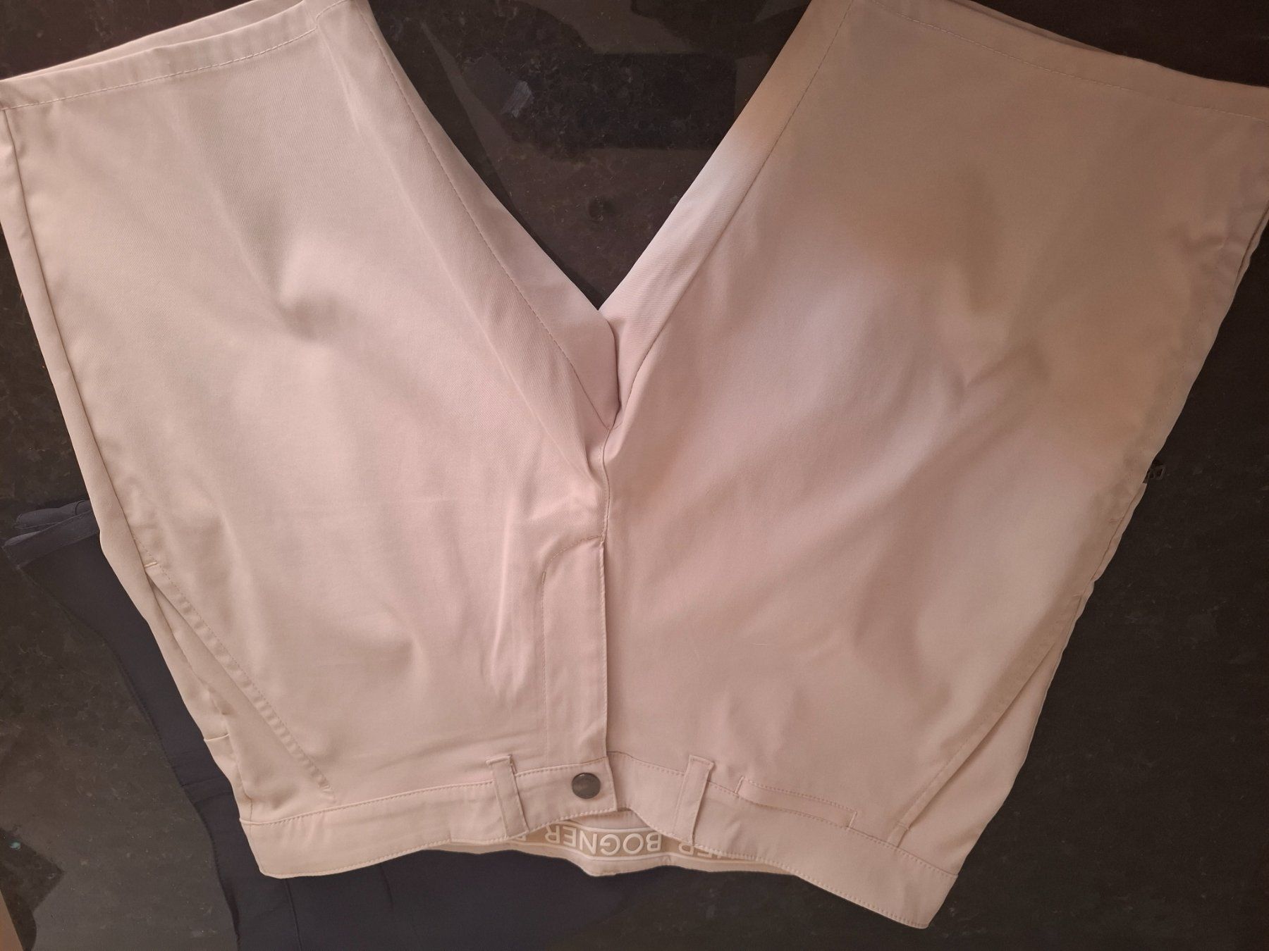 Bogner Pantaloni: Bogner Golfshorts beige und dunkelblau – Usato da Freienstein venduto da Flyfish3 3
