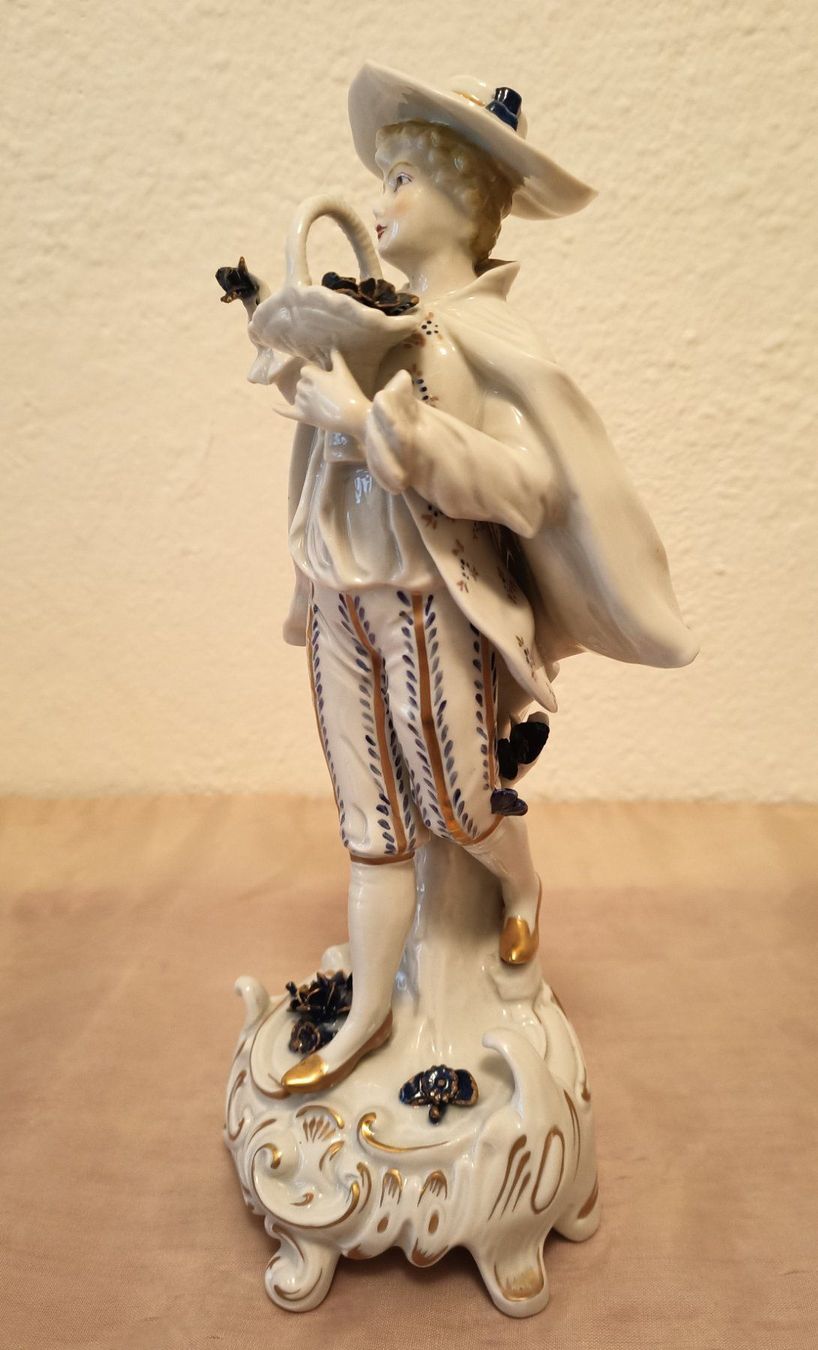 Figuren: Porzellan Sitzendorf "Junge mit Blumen" – Gebraucht aus Schwerzenbach von oldthings79 1