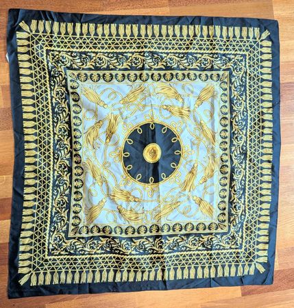 Foulard noir et or motif baroque. made in Italy