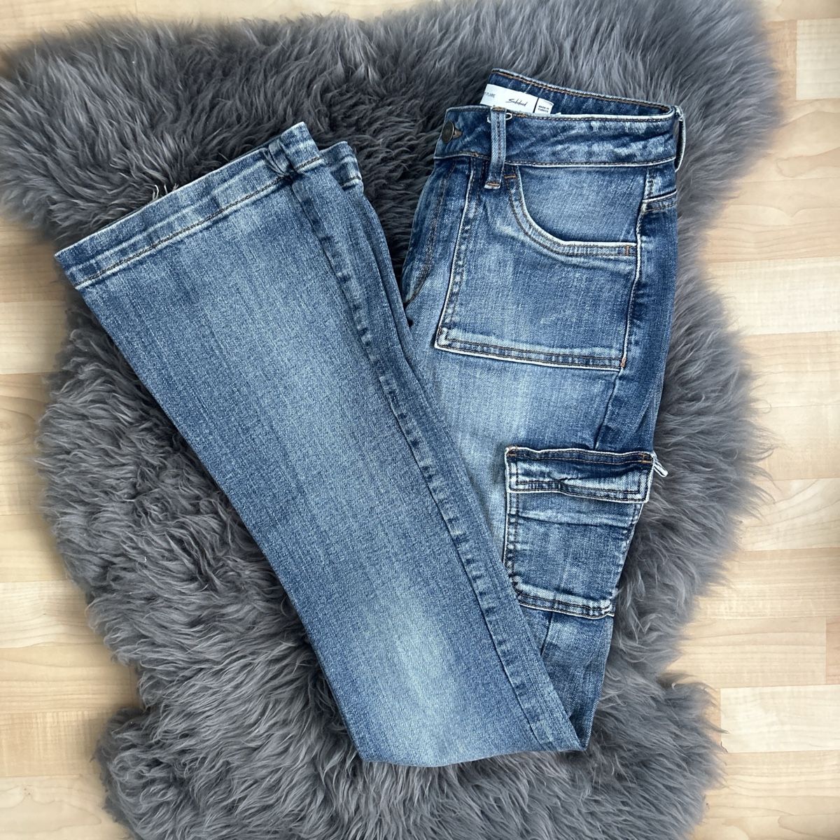 Jeans: Flared cargo Jeans – Nuovo (secondo la descrizione) da Sissach venduto da kate.granger