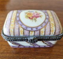 Feine Porzellan Dose mit Blumenmotiv