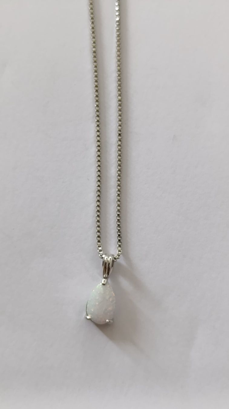 Catenine: Collier avec pendentif Opale Blanche en Acier – Usato da Genève venduto da EcrinVintage