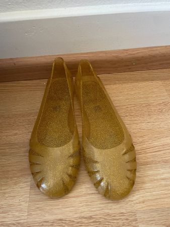 badeschlappen ästethik ballerinas gold