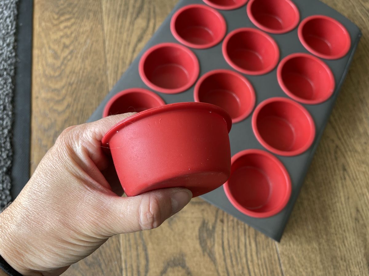 Migros Teglie da forno: 12er Muffinblech mit roten Silikonförmchen, Backform, – Usato da Niederbüren venduto da poschti 5
