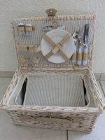 Picknickkorb aus Weide mit Geschirr und Besteck