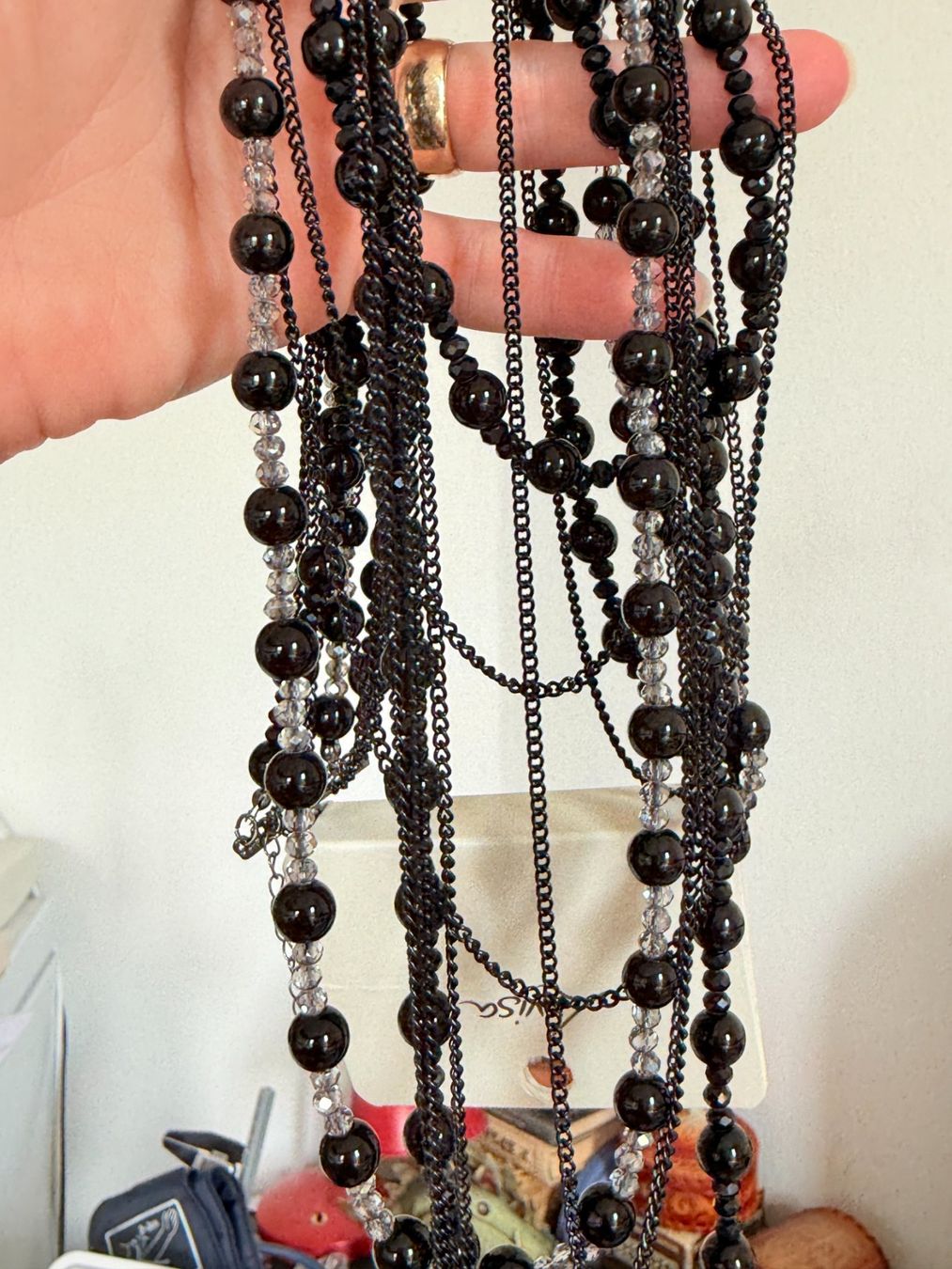 Catenine: Collier multi-rangs noir perles et chaînes Lovisa – Nuovo e nell'imballaggio originale da Genève venduto da AGBERG