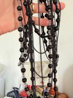 Collier multi-rangs noir perles et chaînes Lovisa