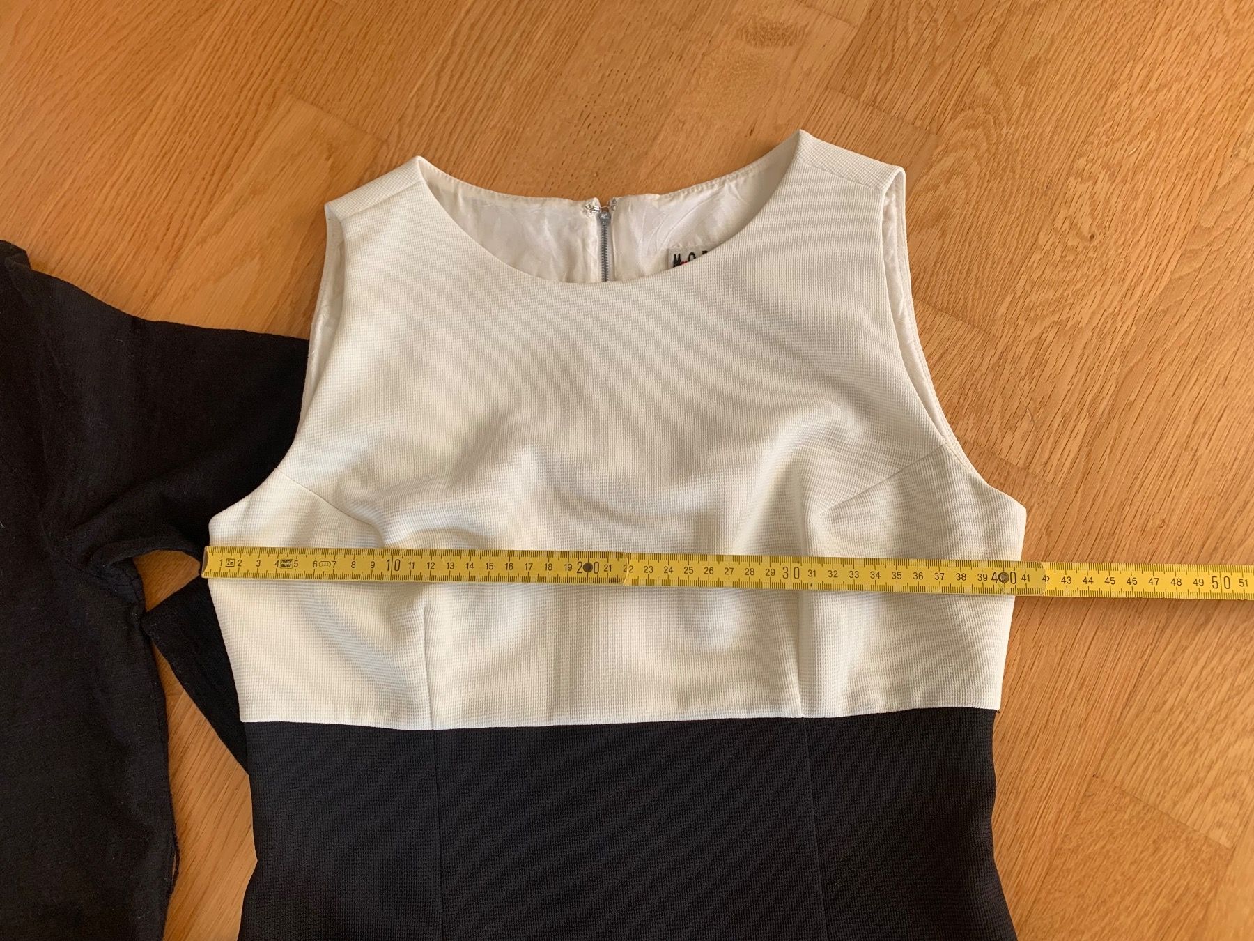 Kleiderpakete & -sets: Black & white set. 2 Kleider + 2 T-Shirts – Gebraucht aus Uster von ustemer 4