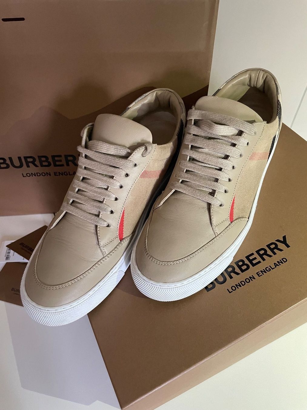 Burberry Scarpe da uomo: Burberry leather sneakers size: 39-40.Perfect condition – Usato da Wollerau venduto da Vinagoni 2