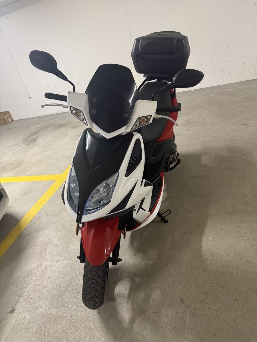 Kymco Scooters: Roller Kymco Super 8 125 weiss-rot 2011 – Gebraucht aus Wetzikon ZH von KIEE