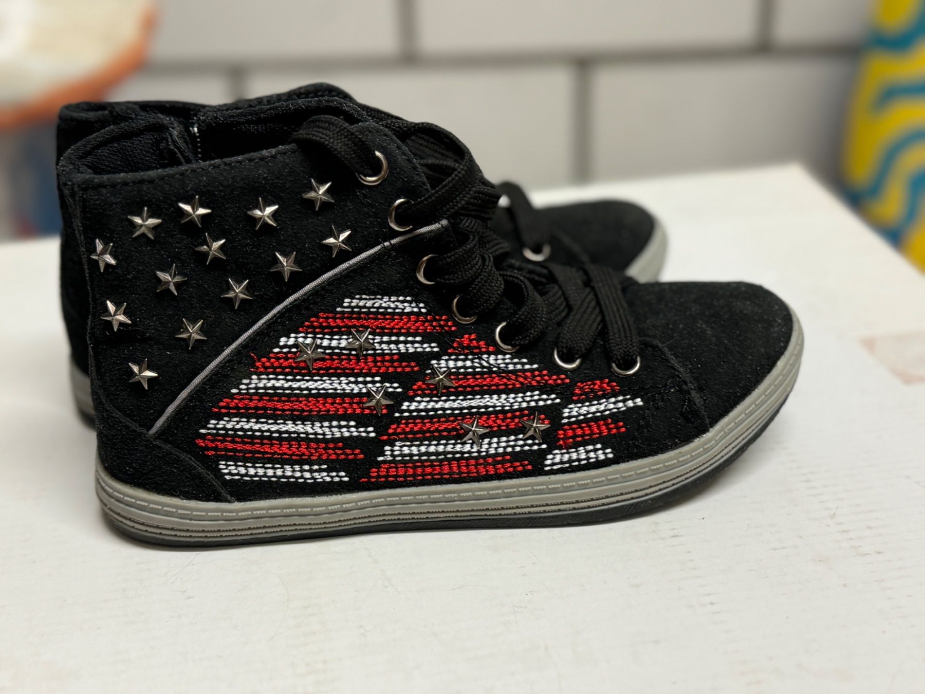 Scarpe per ragazzi: Sneaker für Kinder, Grösse 31 – Usato da Sursee venduto da k12g223
