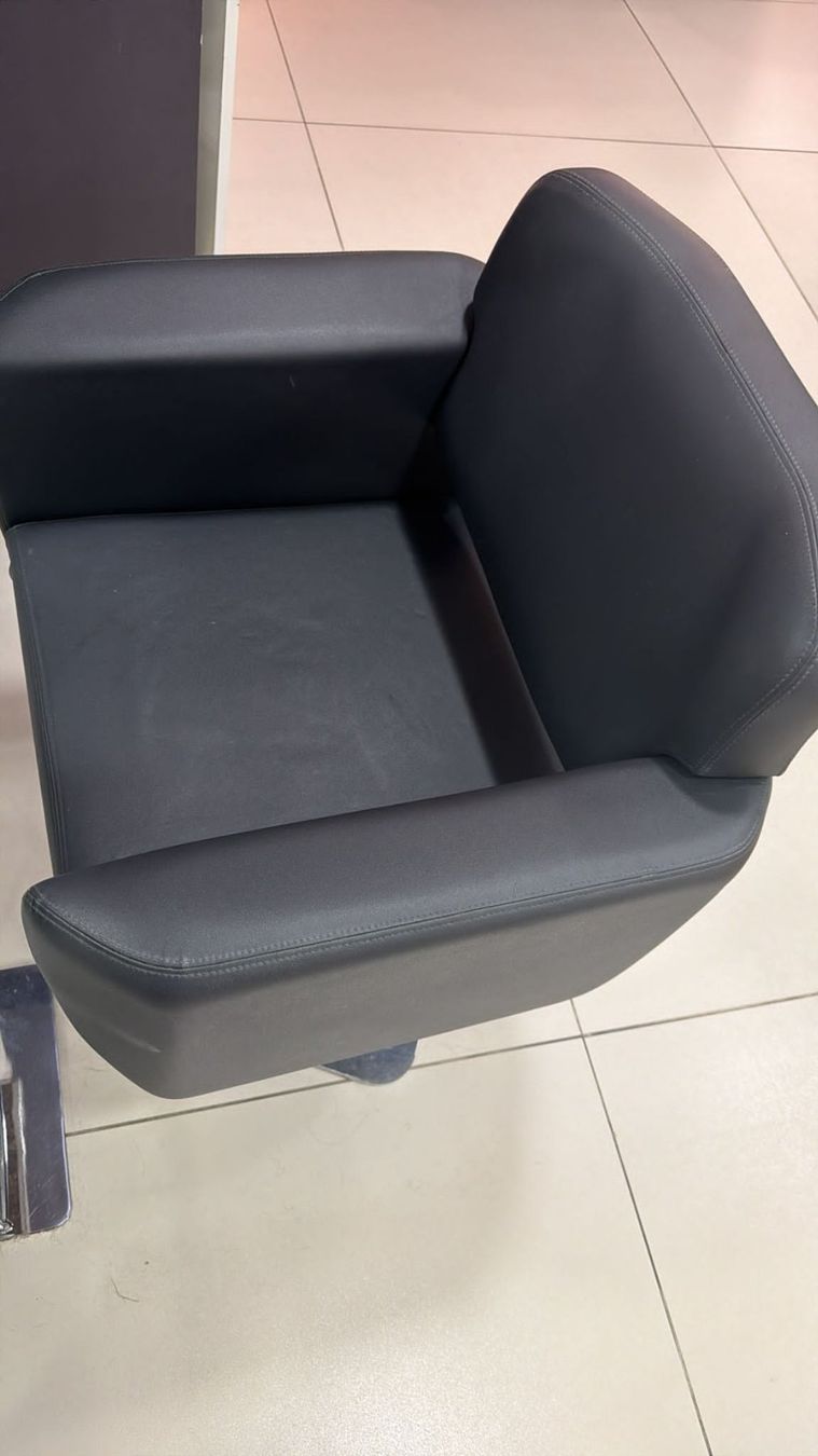 Lettini & sedie per cosmetici: 2 Pietranera Designer Coiffeurstühle, hydraulisch – Usato da Schaffhausen venduto da ub42