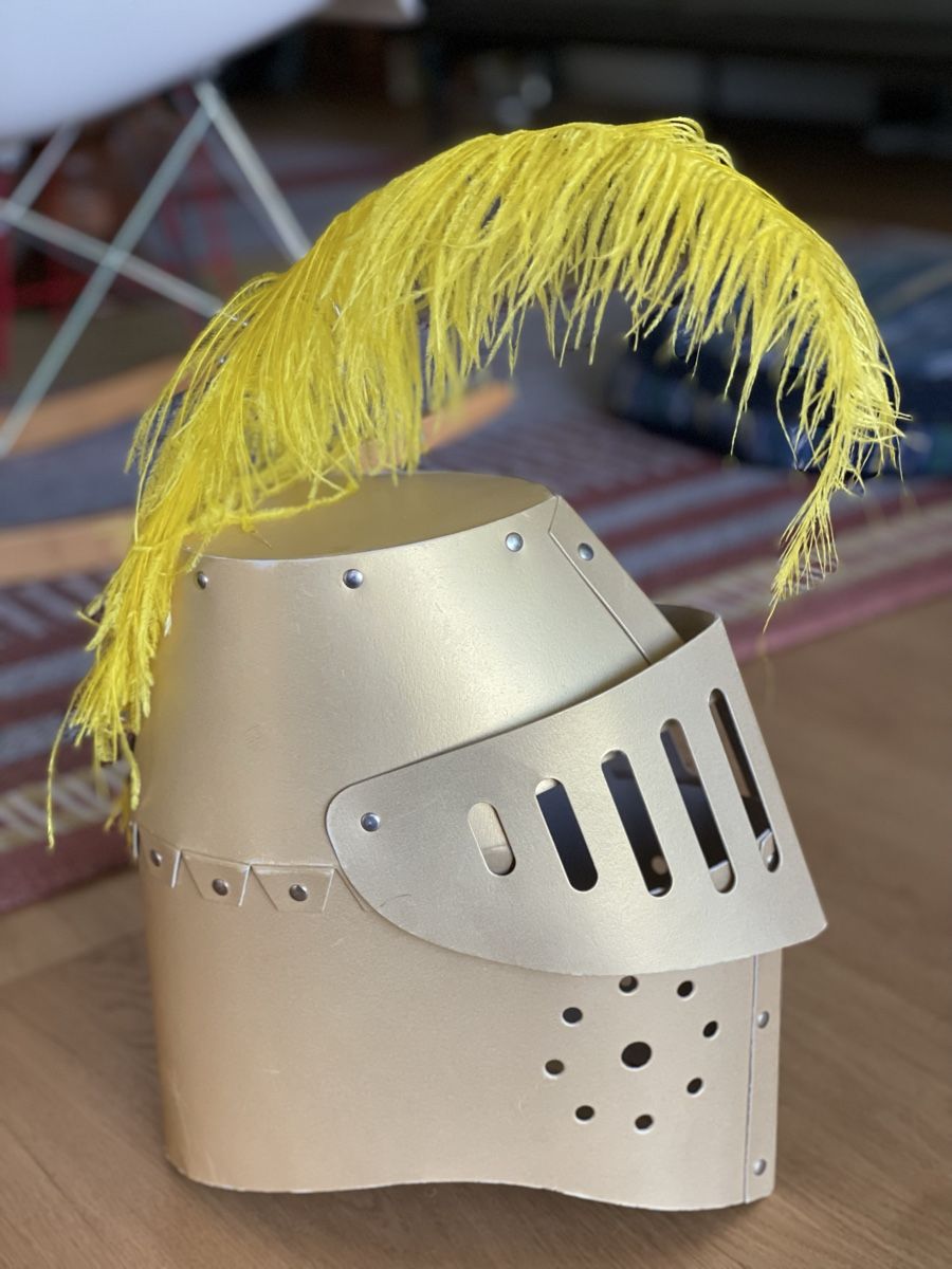 Costumi: Goldener Ritterhelm mit Feder – Usato da Rombach venduto da ryuko