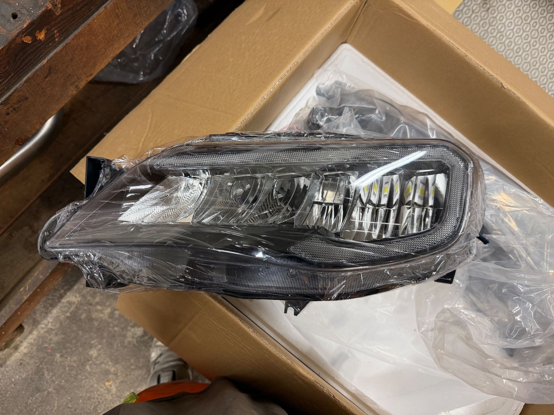 Subaru Tutti pezzi di ricambio auto: Fari anteriori Subaru – Nuovo e nell'imballaggio originale da Broglio venduto da lory00 4