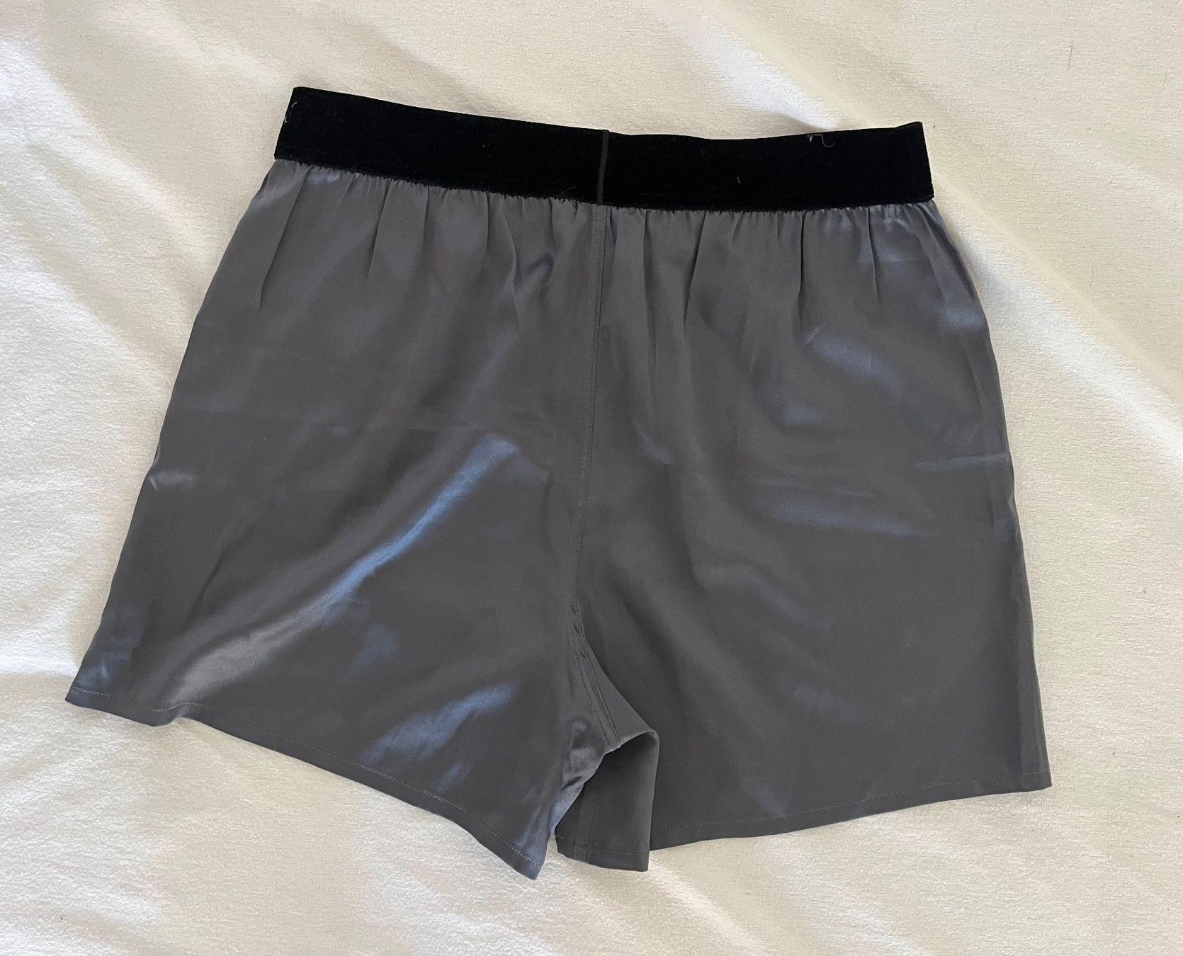 Tom Ford Hosen: Tom Ford, Short soie, XS gris – Gebraucht aus Genève von dachaw 1