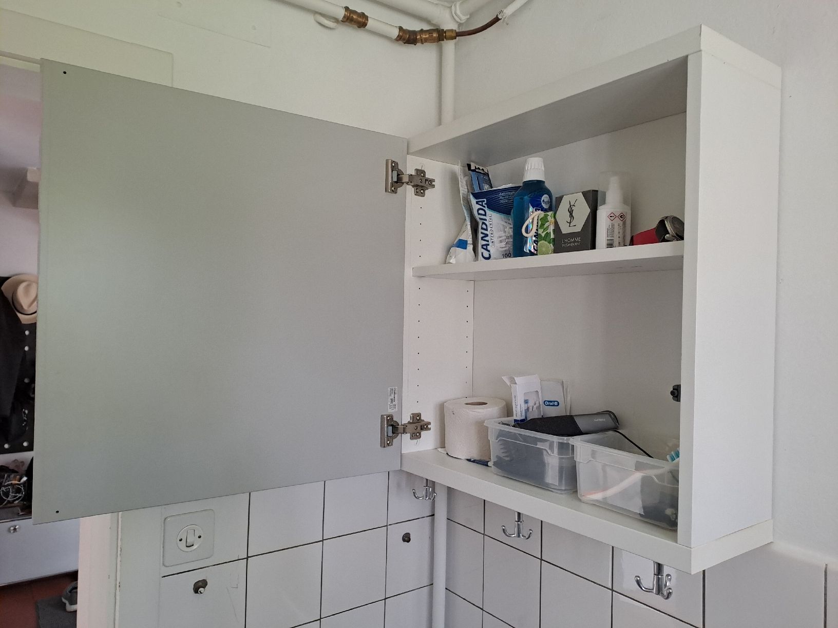 Armadi: Hängeschrank IKEA / armoire murale – Usato da Münchenwiler venduto da Martin_Riedi