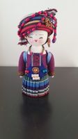 China: Holzpuppe in tradioneller Tracht/handgemacht/gemarkt