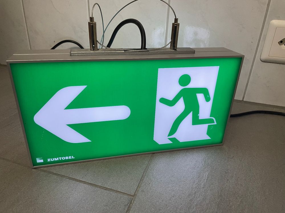 LED Notleuchte Senso-Exit-03 – Nachleuchtendes Notausgangsschild, IP65, 3h Akku, 22m Erkennungsweite, Inkl. 3 Piktogramme (links, Rechts, Oben)