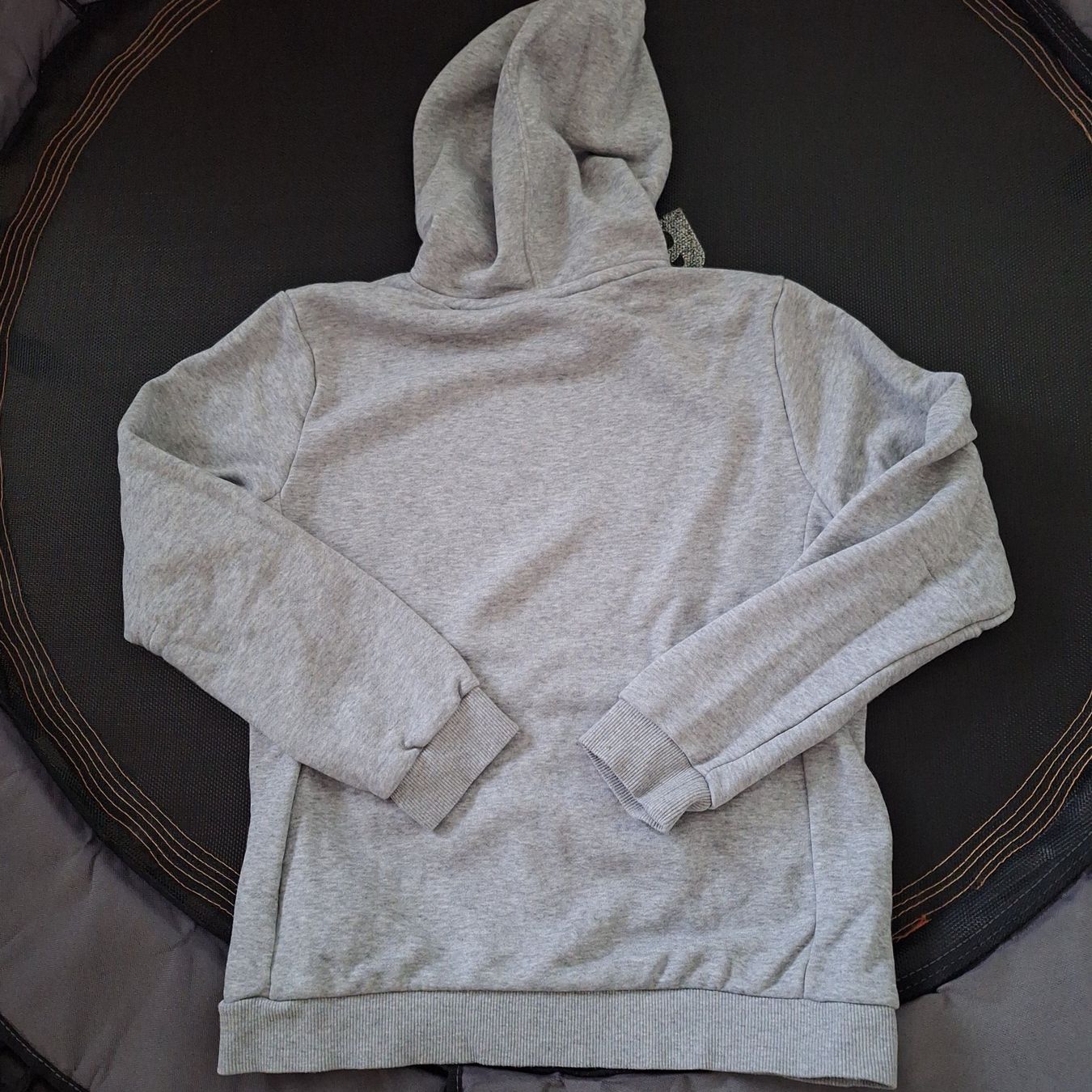 Adidas Maglioni & Felpe: Grauer Adidas Kapuzenpullover Gr. 152 / 11-12 J. – Nuovo (secondo la descrizione) da Hettenschwil venduto da Schneuggi2 4