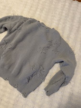 Grauer Pulli mit Cristo-Motiv, Grösse M,