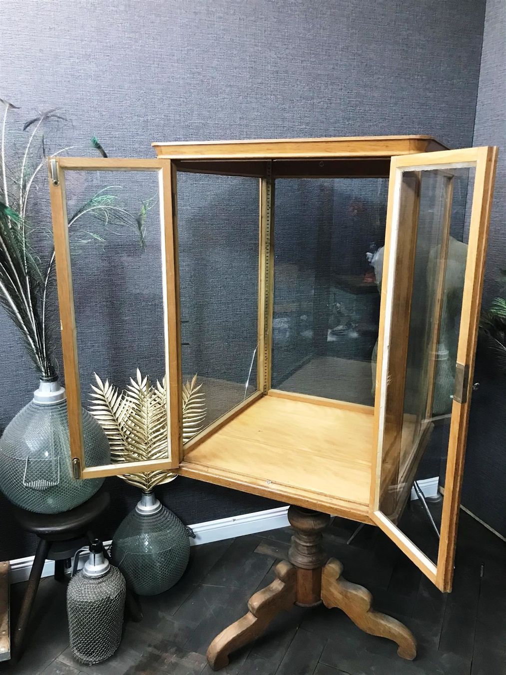 Vetrine: Vitrine um 1900 aus Eiche Jugendstil – Usato da Laufenburg venduto da industrial-silence 3
