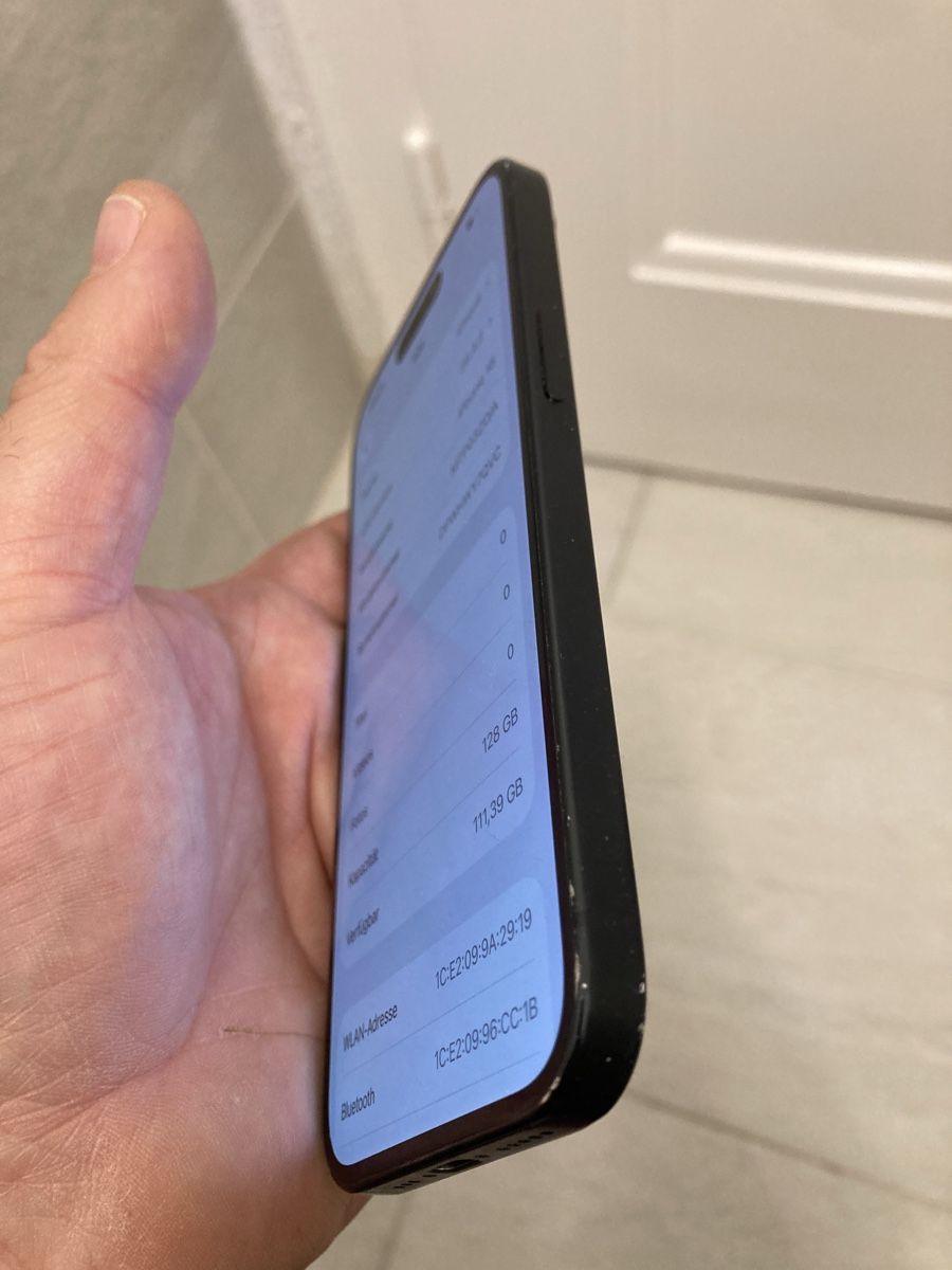 Apple Handys / Smartphones: iPhone 15 Display gebrochen  – Defekt aus Schaan von meh_zd8z 1