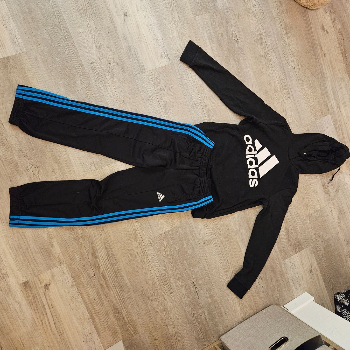 Adidas Completi: Adidas Trainingsanzug mit Kapuze Gr. 152 – Nuovo (secondo la descrizione) da Embrach venduto da Lilly2021