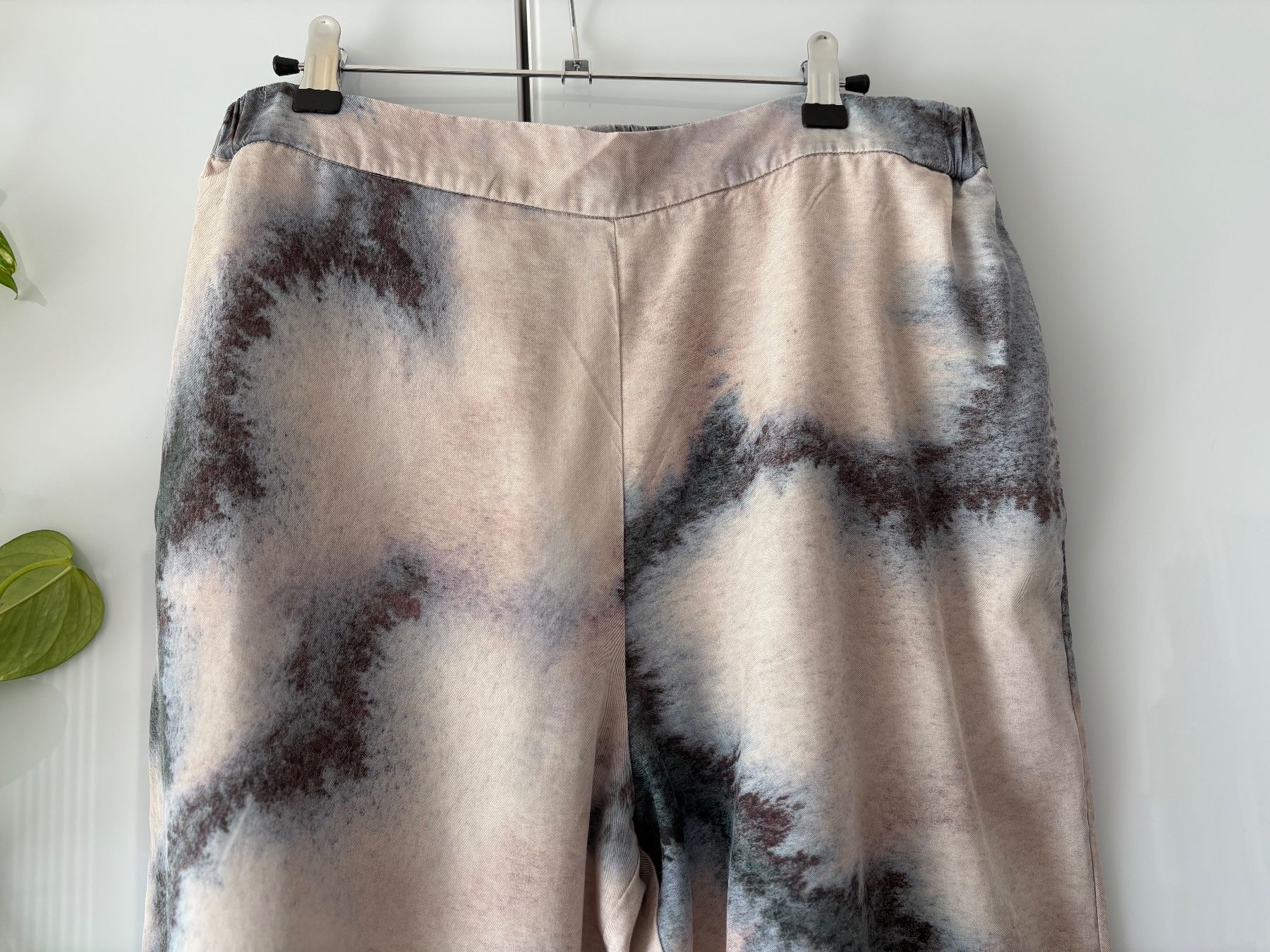 Cos Pantaloni: COS Hose im Batik-Stil Gr. M – Usato da Zürich venduto da missmodernage 1