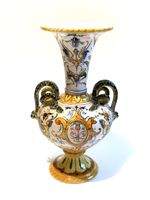 Vase mit gedrehten Henkeln aus Majolika