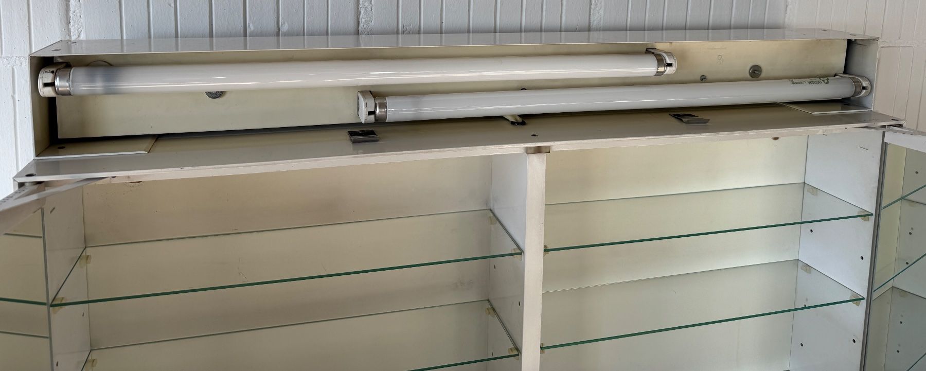Armadietti a specchio: Badezimmer Spiegelschrank – Usato da Schaffhausen venduto da ROCAMECANICA 2